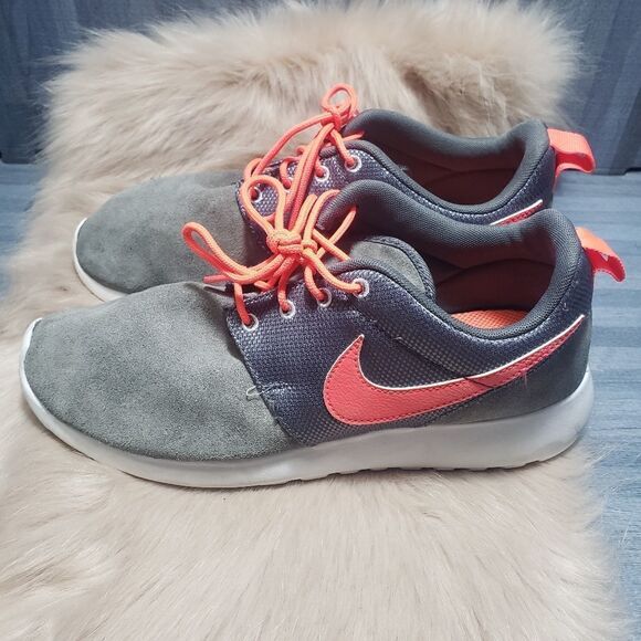 Nike Roshe Run Gray White Coral Women's shoe - Picture 1 of 5